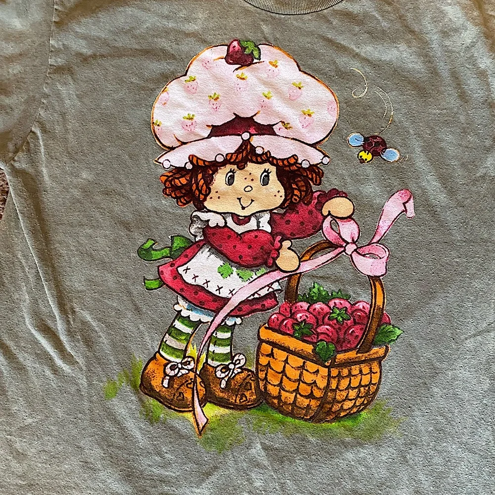 ADORABLE Strawberry Shortcake T-shirt. Size Med. - Picture 2 of 6